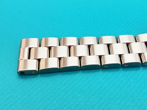 Bracelet montre en acier inoxydable réglable, avec deux lancers et boucle de sécurité - Product Image 3