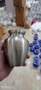 Urne inhabituelle en laiton argenté avec patte dorée Urne de crémation pour animaux de compagnie de qualité supérieure d'Inde Fournitures funéraires uniques - Product Image 2