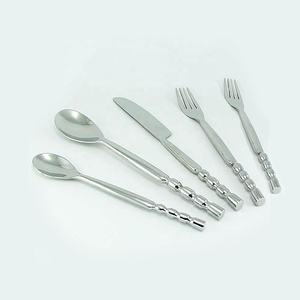 ชุดอุปกรณ์บนโต๊ะอาหารสแตนเลส,มีด้ามจับปลายด้ามไม้ไผ่ทรงกลมมีดทำด้วยมือขัดเงากระจกสีเงิน - Product Image 1