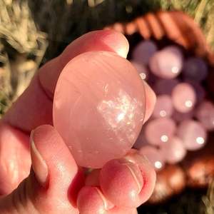 Fábrica al por mayor de cuarzo rosa Natural piedra caída Reiki curación meditación cristal Feng Shui energía divina recuerdo - Product Image 4