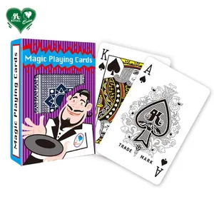 पतला आकार जादूगर उपयोग जादू काले कोर कागज खेल पोकर कार्ड