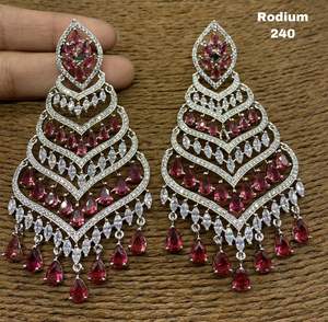 Meetali Création Boucles d'oreilles en forme de fleur plaquées argent 2021 Design simple et élégant pour les mariages Cadeaux de fiançailles Anniversaires - Product Image 2