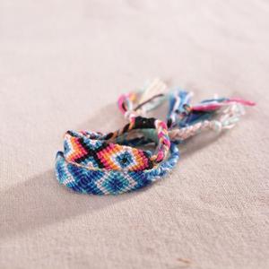 สร้อยข้อมือมิตรภาพแบบถักทันสมัย - Product Image 1