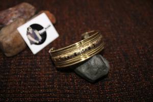 Bouton de manchette en laiton de mode personnalisée pour les femmes dernière conception bracelets de manchette traditionnels prix de gros - Product Image 3