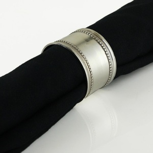 Rond de serviette en métal aluminium fait à la main de conception personnalisée des plus tendances pour la vaisselle de fête - Product Image 3