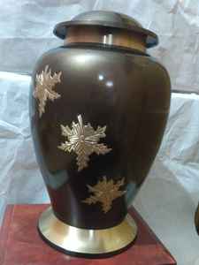 Urna Funeraria Grande de Estilo Americano con Adornos Florales Azules para Adultos, de Brassworld India, Artículos Funerarios Premium - Product Image 5