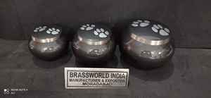 Urne funéraire pour animaux de compagnie de style américain Black Odyssey Silver PAWS par Brassworld, fournisseur de produits funéraires haut de gamme en Inde - Product Image 6