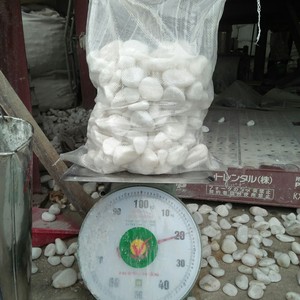 หินกรวดแม่น้ำเวียดนามสีขาวเหมือนหิมะ ขนาดปกติ หินกลมขัดเงา วัสดุธรรมชาติ - Product Image 2