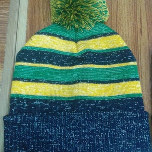 Bonnet d'hiver en acrylique 100% tricoté sur mesure - Product Image 5