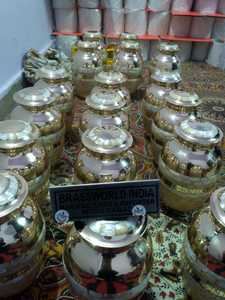 Brassworld India's New Mother of Pearl Inlay Urna de cremación de latón Suministros funerarios elegantes - Product Image 3