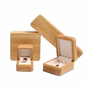 Diseño caliente-Venta al por mayor de madera de pino personalizada Artesanía Joyero de madera Caja de collar Embalaje Hecho en Vietnam - Product Image 1