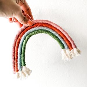 Décoration murale tendance en coton fait main, motif arc-en-ciel coloré en fibres, petite taille - Product Image 1