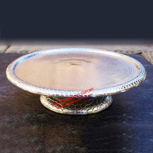 Soporte y placa de pastel con borde en relieve de forma redonda de aluminio con base de soportes a la venta al precio más bajo - Product Image 6