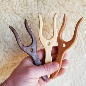 Lucette en bois pour le tufting, portable, durable, colorée, mini forme ovale, fabriquée en Inde à partir de bois solide, conçue et colorée - Product Image 2