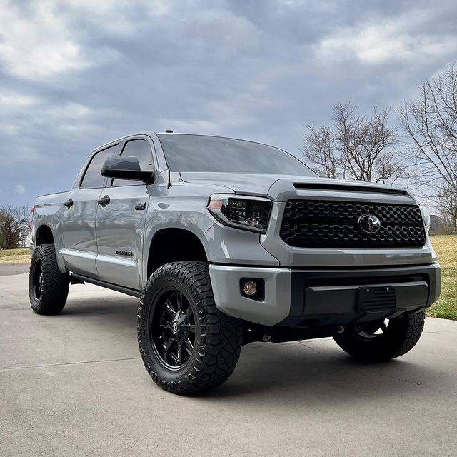 Toyota Tundra пикап с крышей