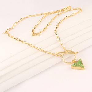 สร้อยคอพร้อมจี้หินโรสควอทซ์ธรรมชาติผิวขรุขระ,สร้อยคอพร้อมสายตะขอเกี่ยวทรงสี่เหลี่ยมหนาสีทอง24K - Product Image 1