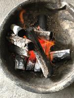 Charbon de bois noir de mangrove 100% de haute qualité pour barbecue, durée de combustion de 3 à 4 heures, 60-65% de carbone fixe, énergie de flamme 7980J, bon rendement calorifique