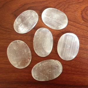 Piedra de Palma de selenita natural al por mayor de cristal pulido brillante de pureza para decoración de meditación energía amor curativa emocional - Product Image 2