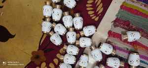 Urne funéraire commémorative en laiton blanc avec patte d'animal gravée dorée, fournitures funéraires, style américain, Brassworld India - Product Image 3