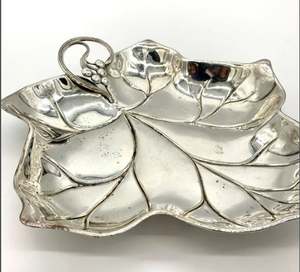 Plateau décoratif en forme de feuille en laiton pur avec une finition unique de couleur or, parfait pour la vaisselle et les plats de service élégants - Product Image 3