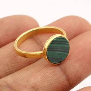 Bague de mariage délicate en argent sterling 925 plaqué or 18 carats avec malachite verte naturelle de 10 mm en sertissage clos pour femmes - Product Image 2