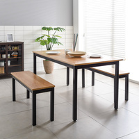 Bureau d'ordinateur exécutif au design industriel moderne, plateau en bois, base noire, hauteur réglable, structure en métal thermolaqué, usage commercial