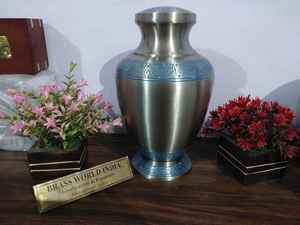 Urna de cremación grande grabada en plata de latón, suministros funerarios de la India, Brassworld - Product Image 3