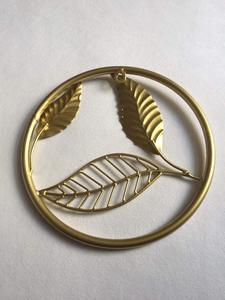 Traditional Style Golden Wrought Iron Hanging Sculpture Metal <b>Wall</b> Decor with Circular <b>Frame</b> and Ergonomic Leave <b>Design</b> - Product Image 3