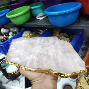 Hermosa fuente de piedras preciosas de cuarzo rosa de alta calidad con borde dorado Tabla de queso Feng Shui hecha a mano para decoración navideña - Product Image 4