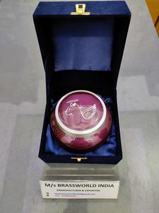 Brassworld inde peint à la main Odyssey Urne de crémation pour animaux de compagnie Style américain Fournitures funéraires pour adultes avec main priante et patte d'animal de compagnie - Product Image 5