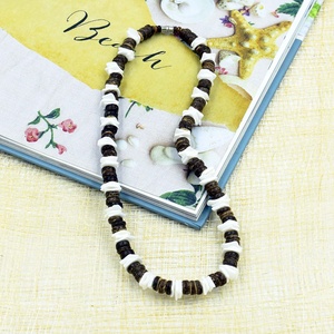 Collana con Perline di Cocco da 8mm, Collana Ispirata agli Surfisti Hawaiani, Collana Combinata con Conchiglie Puka - Product Image 4