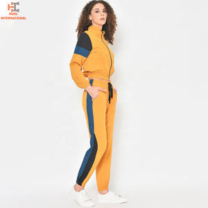 Nouvel ensemble de survêtement d'hiver élégant et personnalisé avec logo, grande taille, crop top, sweat à capuche, jogging, ensemble 2 pièces pour femmes en velours - Product Image 3