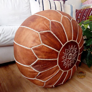 Pouf marocain artisanal en cuir huilé magique - Product Image 1