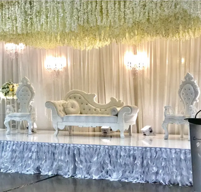 新しいスタイルの結婚式の装飾のアイデアゴールデンエレガントな木製の刻まれた結婚式のマンダップチェア結婚式のホテルのステージ装飾sunyu215