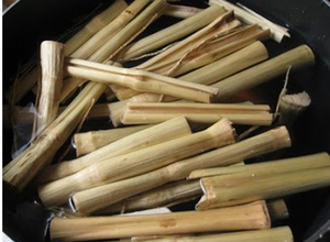 Sven + 84 966722357 Juguete masticable de caña de azúcar natural para perros Cerdos Ganado Caballos 100% Palo de caña de azúcar seco 30-40g Bolsa Origen de Vietnam - Product Image 5