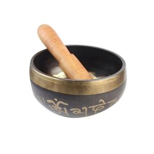 Bol chantant tibétain en laiton pour la méditation et la guérison, avec maillet en bois, couleur noir et or, à prix abordable - Product Image 3
