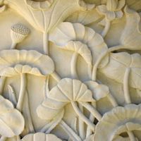Sculpture en relief de pierre de Bali, motif floral, design moderne, style naturel, couleur beige, 100% sculpture à la main, art mural, Indonésie, décoration intérieure