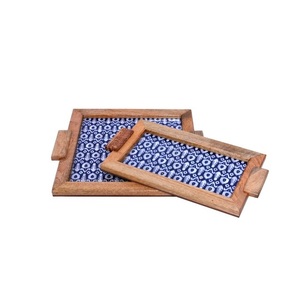 Ensemble de deux plateaux de service en bois au design exclusif pour la décoration de table de mariage, la restauration et le service - Product Image 1