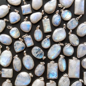 Colgante de piedra lunar con puntas, pendientes de cristal con forma de bala, anillo de piedra lunar turco, colgante de hamsa de mano curativa - Product Image 1