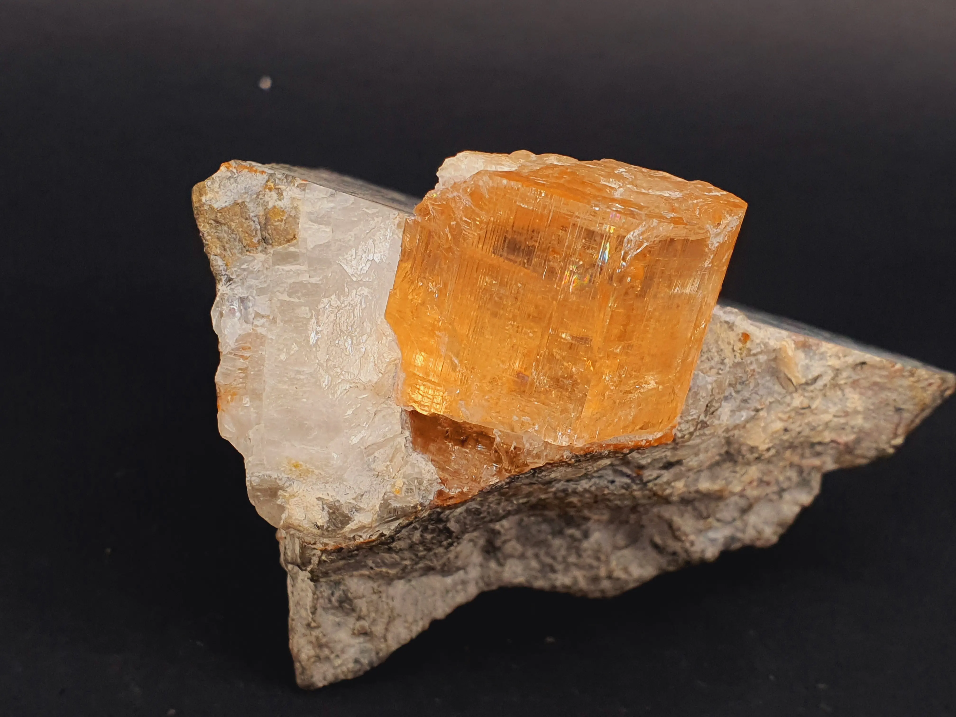 Topaz 220-gramas de espécie de cristal natural imperial, raro de katwang mine paquistão