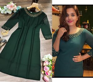 Kurti simple et décontracté pour femmes, avec travail à la main doré, uni - Product Image 2