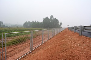 เคลือบสีจราจรอุปสรรคคานที่มีความยืดหยุ่นโลหะทางหลวงเวียดนามชนอุปสรรคAASHTOรั้วที่มีความยืดหยุ่นรั้วเหล็กกั้นH2v4 Spacer - Product Image 5