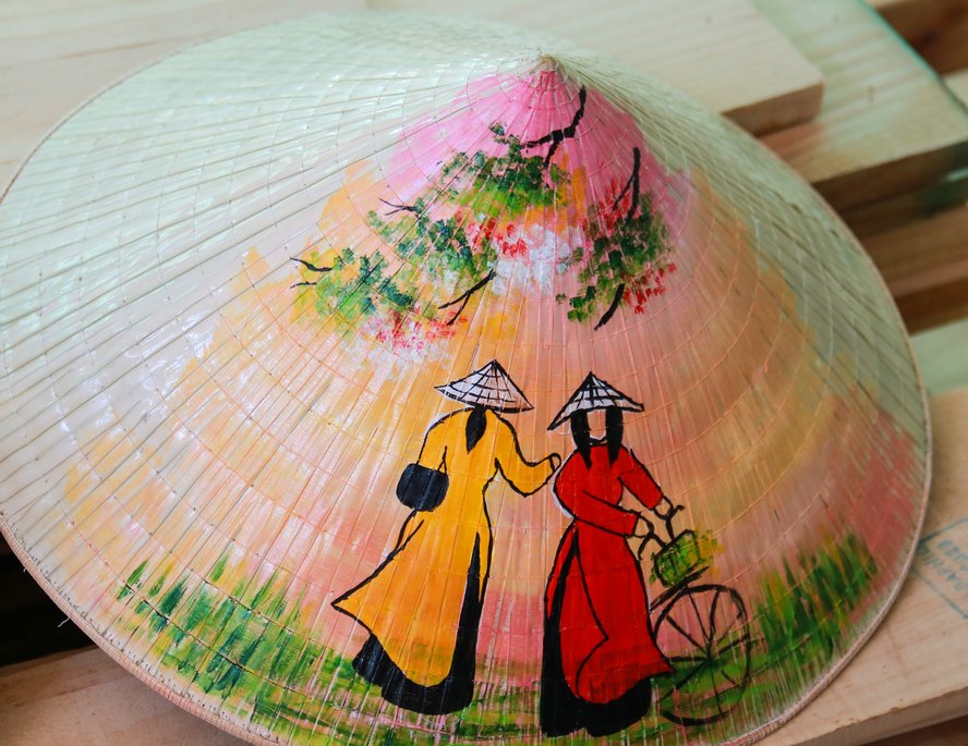 Traditional Vietnam conical hat/Palm leaf conical hat tradition hat of Vietnam