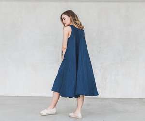 La conception polyvalente de notre robe courte sans manches à col en V permet un style sans fin robe en lin bleu foncé sans manches pour femmes - Product Image 2