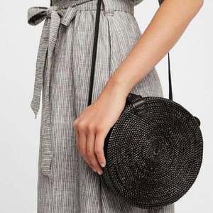 Bolso de ratán redondo de cantina cruzada de alta moda con lazo Hecho a mano sostenible en Bali Cierre de cremallera Accesorio diario de moda - Product Image 5