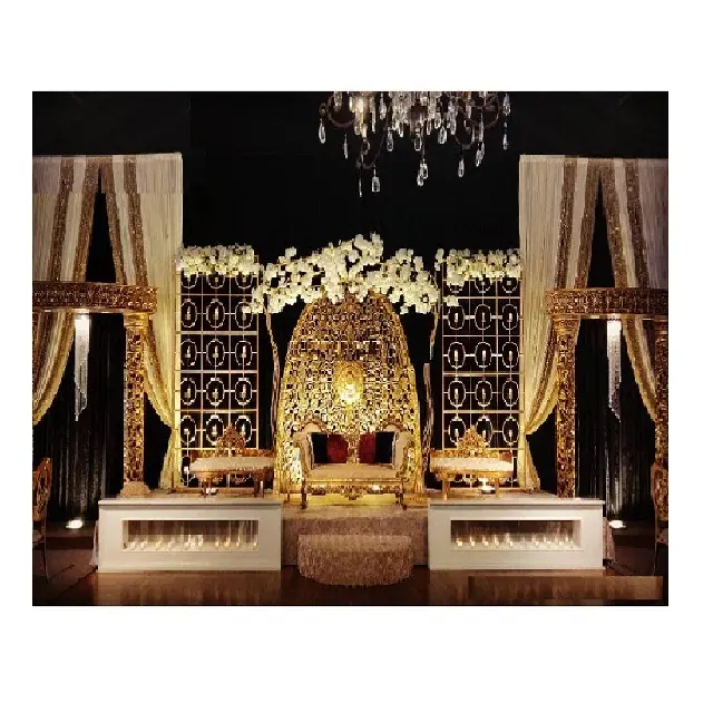 Décor de scène somptueuse et superbe, décor éblouissant de mariage asiatique, décor de réception royale pour la nuit avec bougie