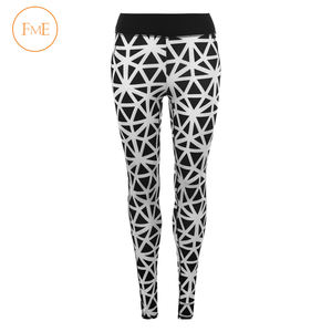 Legging de yoga sur mesure pour femmes, matériau confortable de haute qualité, dernier modèle avec logo à la taille pour l'entraînement - Product Image 4