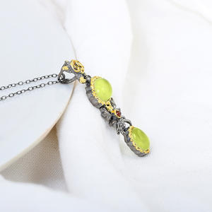 จี้รูปแมงมุมเงินแท้ชุบทองพร้อมสร้อยคอ 18 นิ้ว ประดับพลอยแดงการ์เนตและเพรไนต์ ดีไซน์คลาสสิก เรียบหรู เหมาะสำหรับทั้งชายและหญิง - Product Image 3