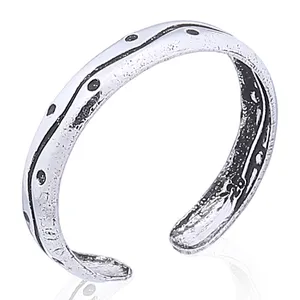 เส้นรอบที่มีจุดแหวนนิ้วเท้าเงิน - Product Image 1