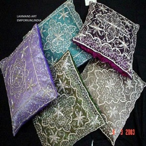 ปลอกหมอนอิงผ้าฝ้ายปักลายดีไซน์เนอร์ปลอกหมอนทรงสี่เหลี่ยมสำหรับตกแต่งบ้านสำหรับโรงแรมและโรงพยาบาลขายส่งอินเดีย - Product Image 4